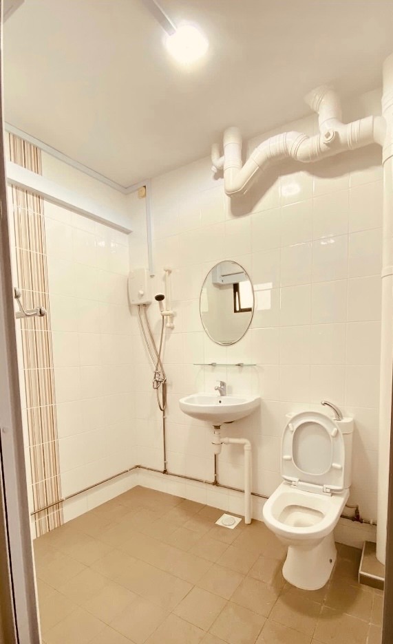 Exclusive EM Flat available for rental - 5 mins walk to Hougang (HG) NE line MRT Station, HG Mall, HG Bus Interchange, spacious Master Bedroom with attached bathroom - Hougang - Bedroom - Homates Singapore