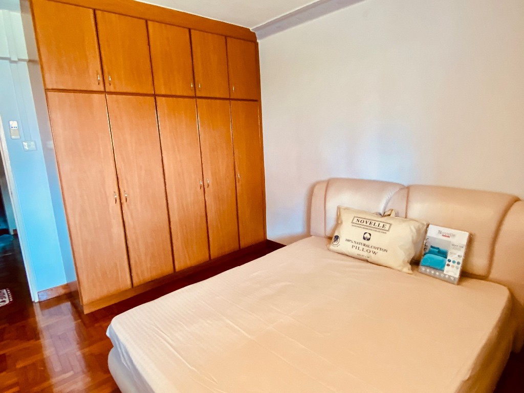 Exclusive EM Flat available for rental - 5 mins walk to Hougang (HG) NE line MRT Station, HG Mall, HG Bus Interchange, spacious Master Bedroom with attached bathroom - Hougang 後港 - 分租房間 - Homates 新加坡