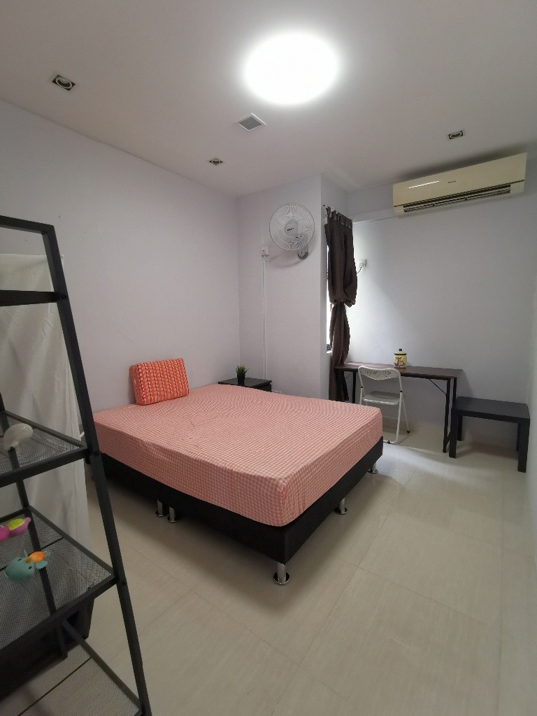 Common Room/FOR 1 PERSON STAY ONLY / Wifi/No owner staying/No Agent Fee/Cooking allowed/KEMBANGAN MRT / EUNOS MRT / PAYA LEBAR MRT/Available 12 Dec - Marine Parade - Bedroom - Homates Singapore