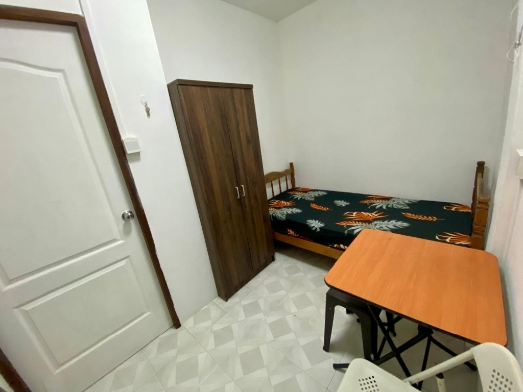 Available Immediate/Common Room/FOR 1 PERSON STAY ONLY/Wifi/No window/Light cooking allowd/No owner staying/No Agent Fee/Near Novena MRT/Toa Payoh MRT/Caldecott MRT - Novena - Bedroom - Homates Singapore