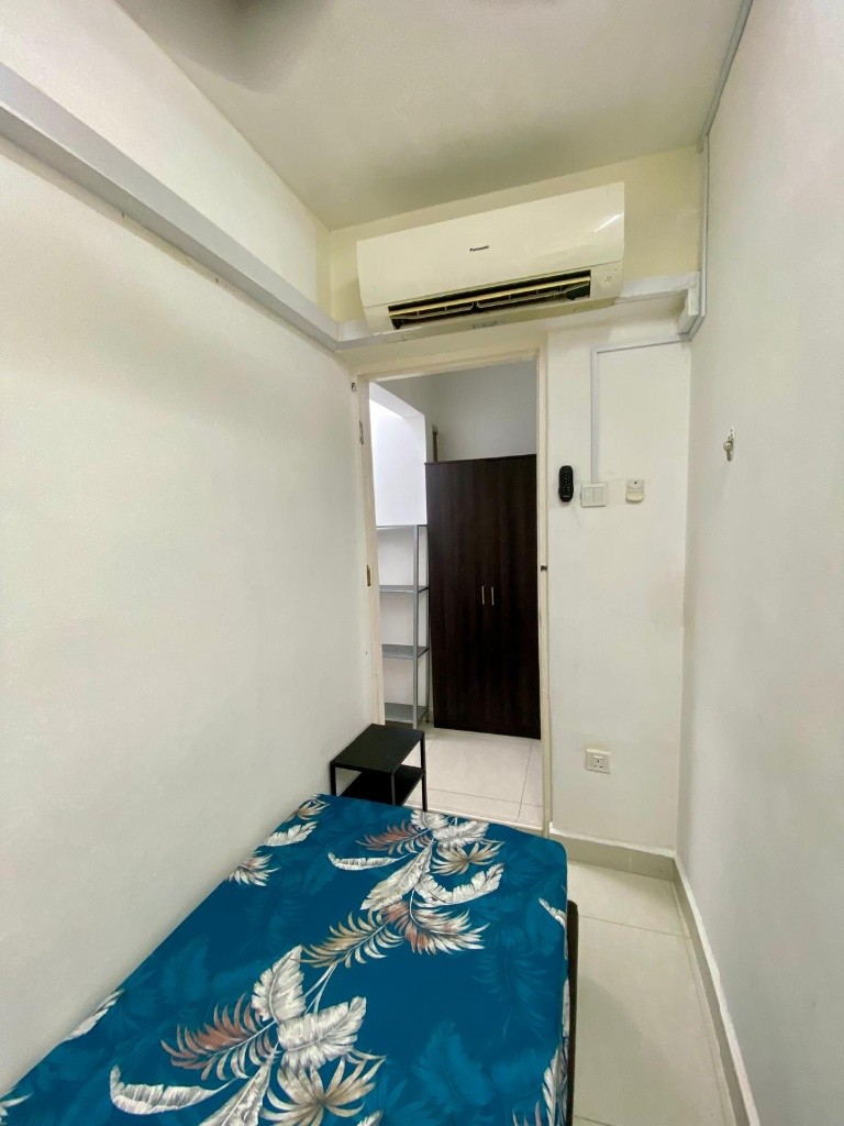 Available Immediate / Long Term Rental / For 1 or 2 person stay/ Include utilities**No Owner staying** Fully Furnished Room with bed, wardrobe, air-con, fan, table, chair Wifi / 2 Shared Bathroom / Ki - Homates 新加坡
