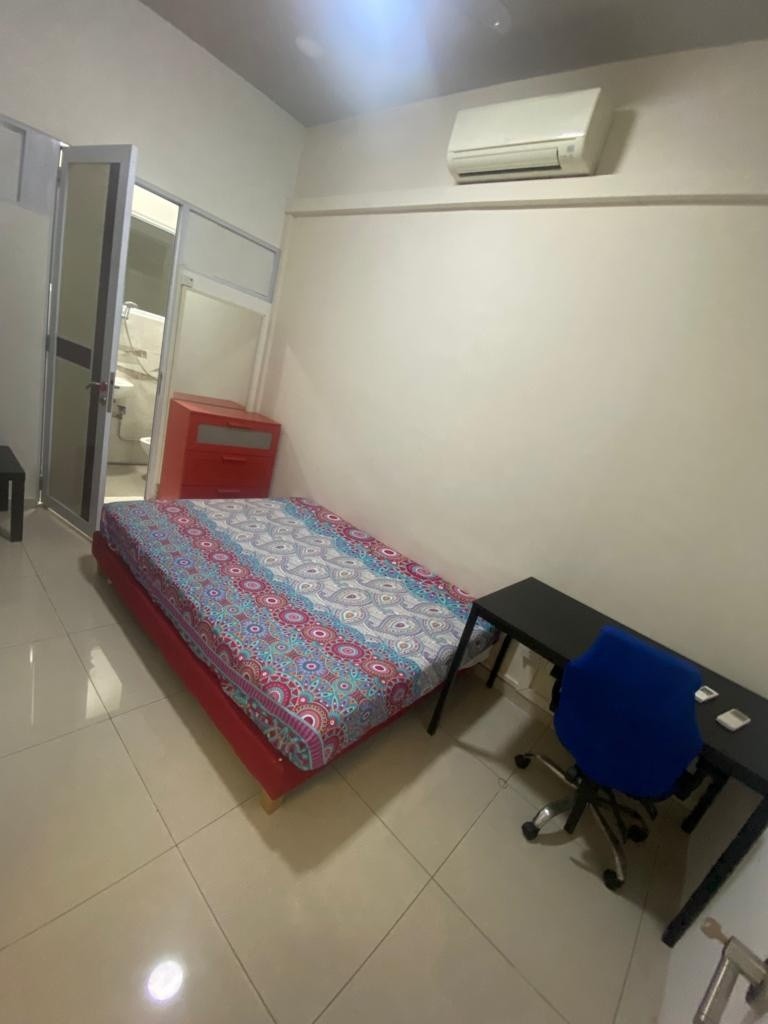 Immediate Available-Master Room/1 or 2 pax stay/no Owner Staying/No Agent Fee/Cooking allowed/Near Tiong Bahru / Outram Park /Redhill /Chinatown MRT  - Redhill - Bedroom - Homates Singapore