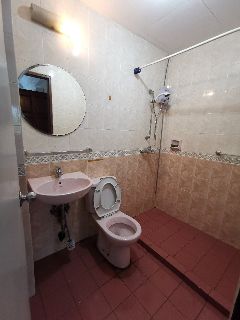 Available Immediate-Common Room / 1 or 2 person stayy/no Owner Staying/No Agent Fee/Cooking allowed/ Shared Bathroom/Novena MRT / Boon Keng MRT / Toa Payoh MRT / Farrer Park  - Farrer Park - Bedroom - Homates Singapore